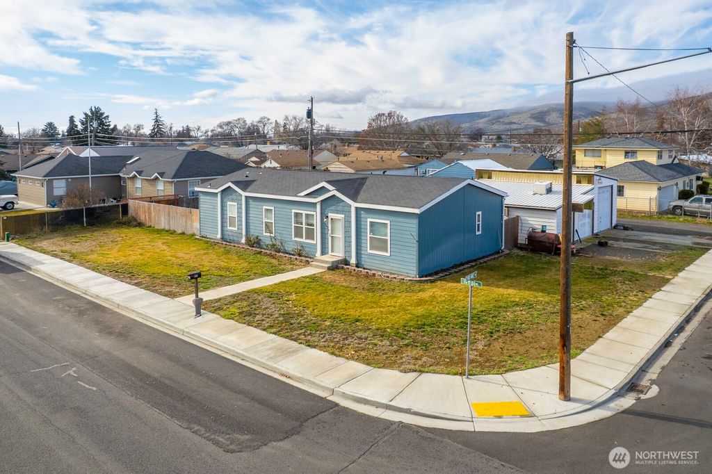 Photo of 159 Ivy Street NE, Ephrata, WA 98837 (MLS # 2503886)