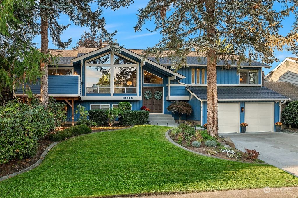 Photo of 19220 SE 44th Way, Issaquah, WA 98027 (MLS # 2303353)