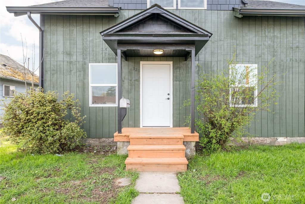 Photo of 320 23rd Avenue, Longview, WA 98632 (MLS # 2503651)