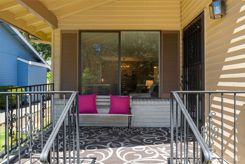 Photo of 1012 S 246th Place, Des Moines, WA 98198 (MLS # 2369336)