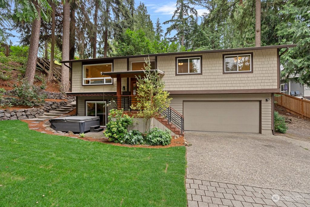 Photo of 835 207th Avenue NE, Sammamish, WA 98074 (MLS # 2329194)