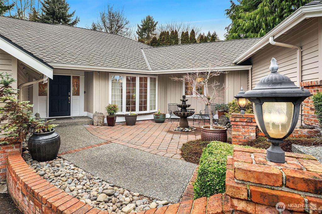 Photo of 11818 NE 48th Place, Kirkland, WA 98033 (MLS # 2471604)