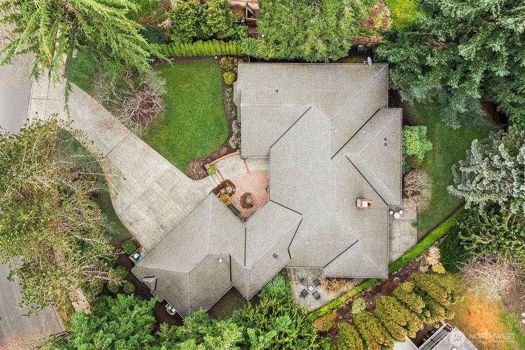 Photo of 11818 NE 48th Place, Kirkland, WA 98033 (MLS # 2471604)