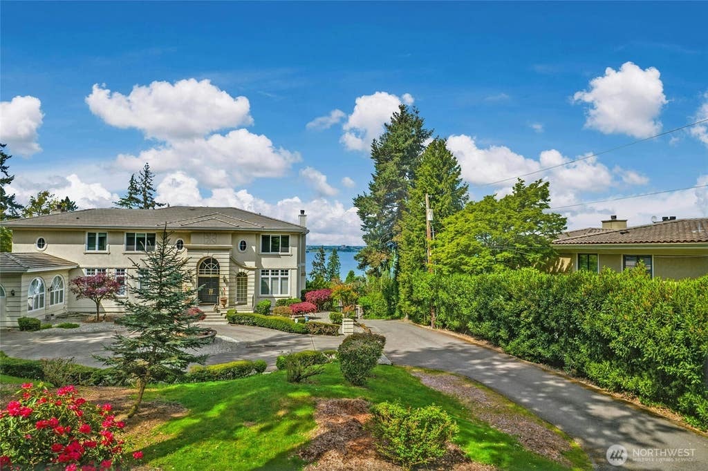 Photo of 3419 Evergreen Point Road, Medina, WA 98039 (MLS # 2561009)