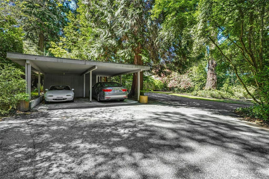 Photo of 3419 Evergreen Point Road, Medina, WA 98039 (MLS # 2561009)