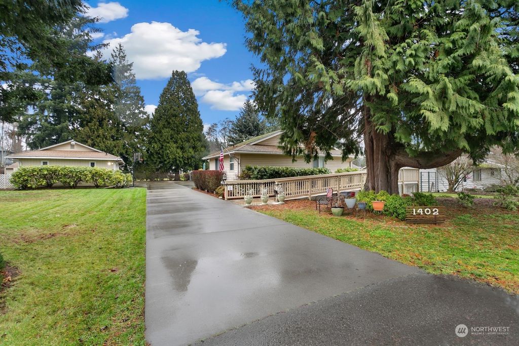 Photo of 1402 N 28th Street, Renton, WA 98056 (MLS # 2196050)