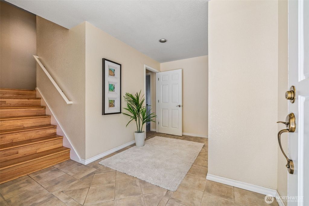 Photo of 415 S 287th Street, Des Moines, WA 98198 (MLS # 2424561)