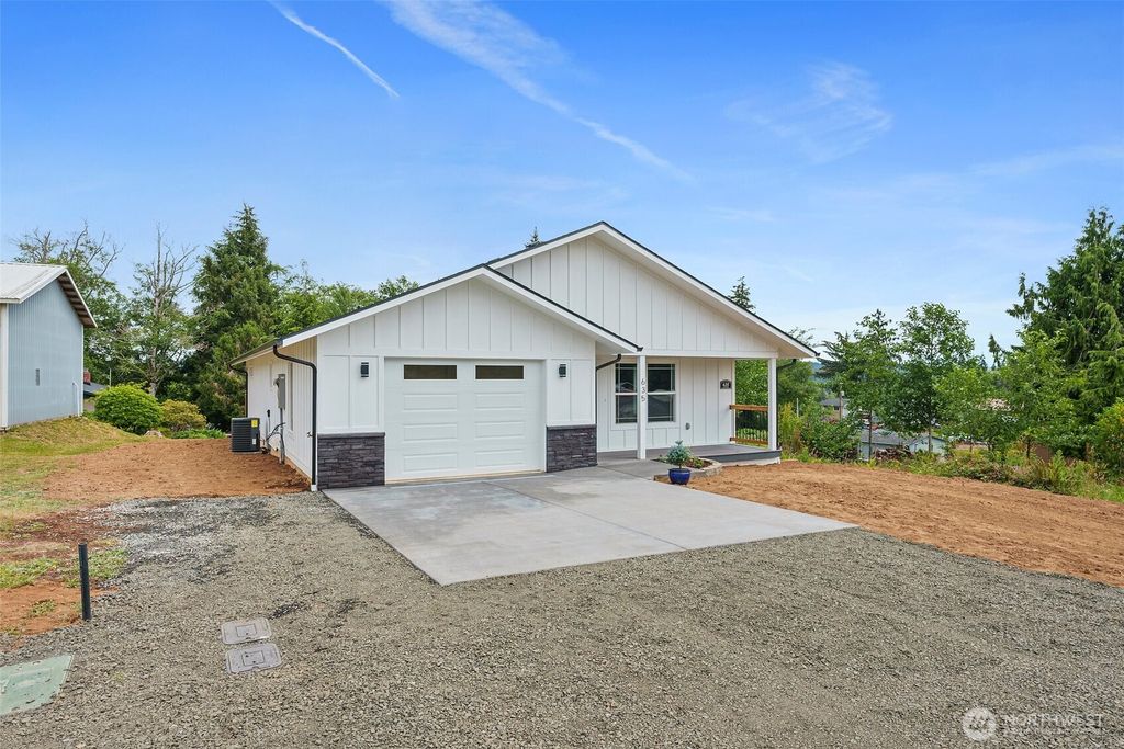 Photo of 635 Elm Street, Raymond, WA 98577 (MLS # 2485286)