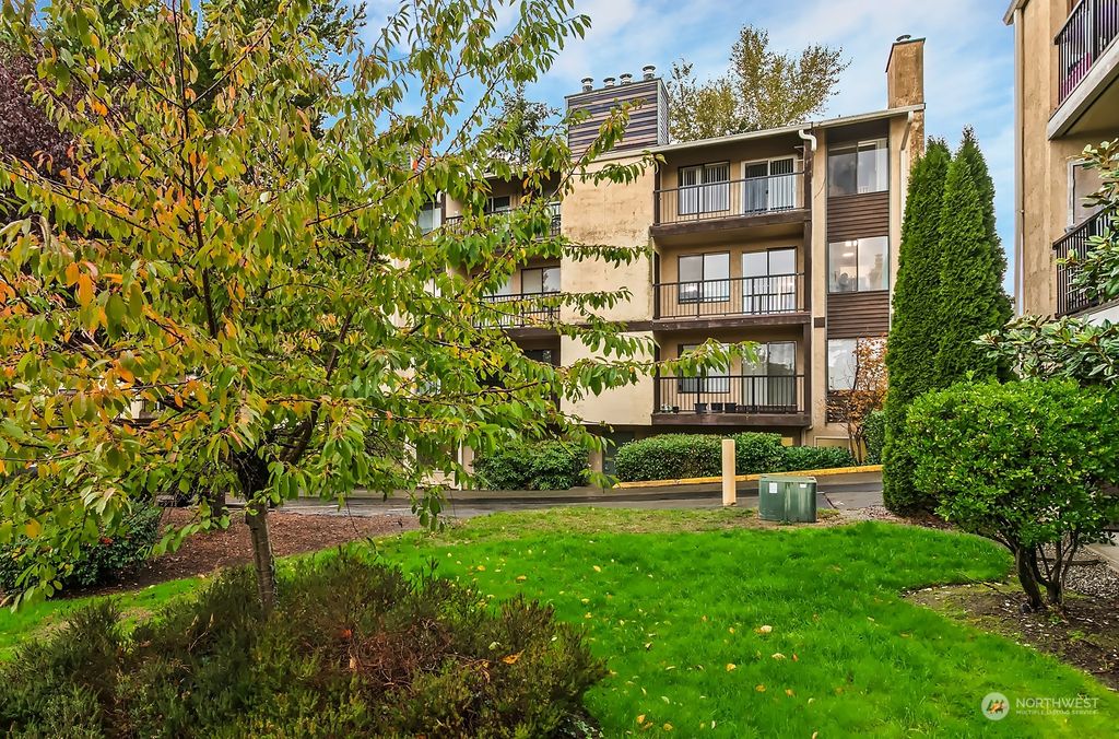 Photo of 12611 NE 145th Place #H-75, Kirkland, WA 98034 (MLS # 2043597)