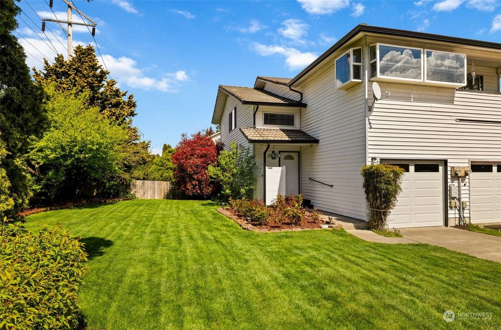 Photo of 4102 NE 6th Place #1A, Renton, WA 98059 (MLS # 2225622)