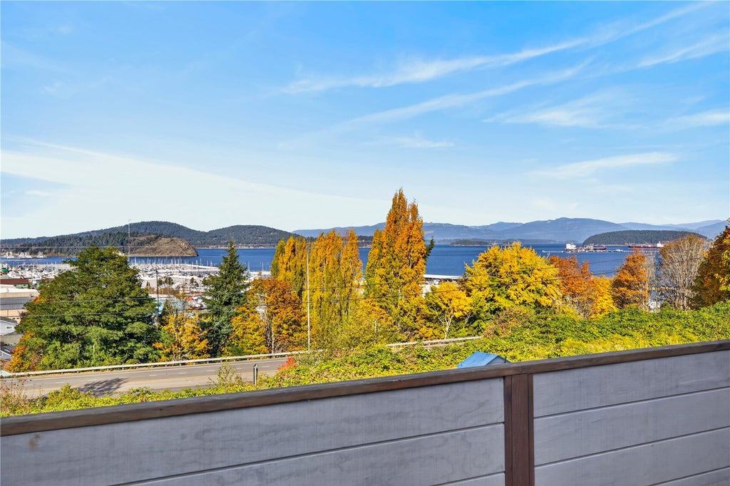 Photo of 513 37th Street, Anacortes, WA 98221 (MLS # 2598095)