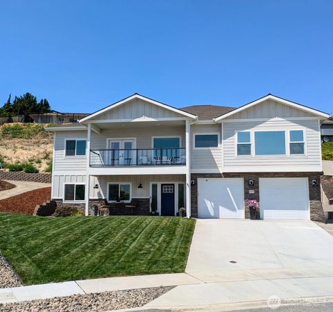 Photo of 2007 Westhaven, Wenatchee, WA 98801 (MLS # 2331871)