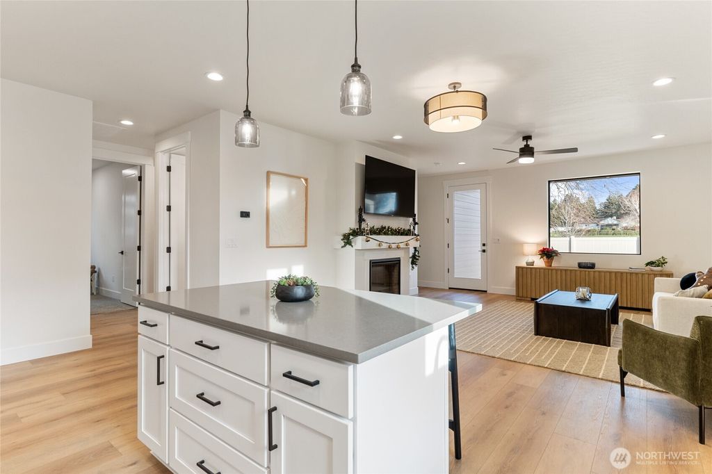 Photo of 550 S Oasis Loop, East Wenatchee, WA 98802 (MLS # 2495628)