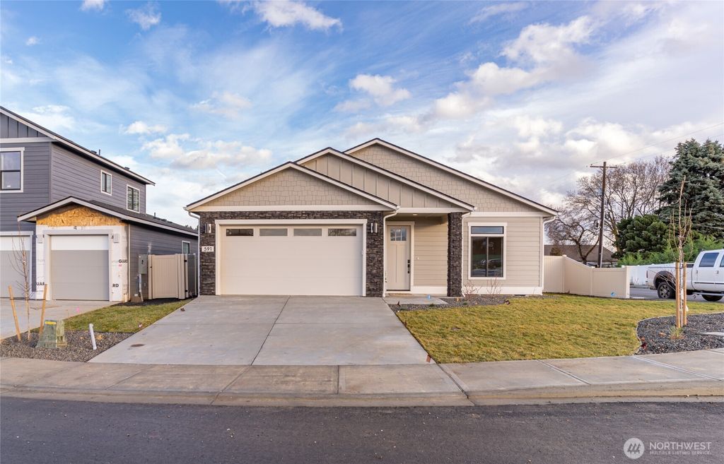 Photo of 550 S Oasis Loop, East Wenatchee, WA 98802 (MLS # 2495628)