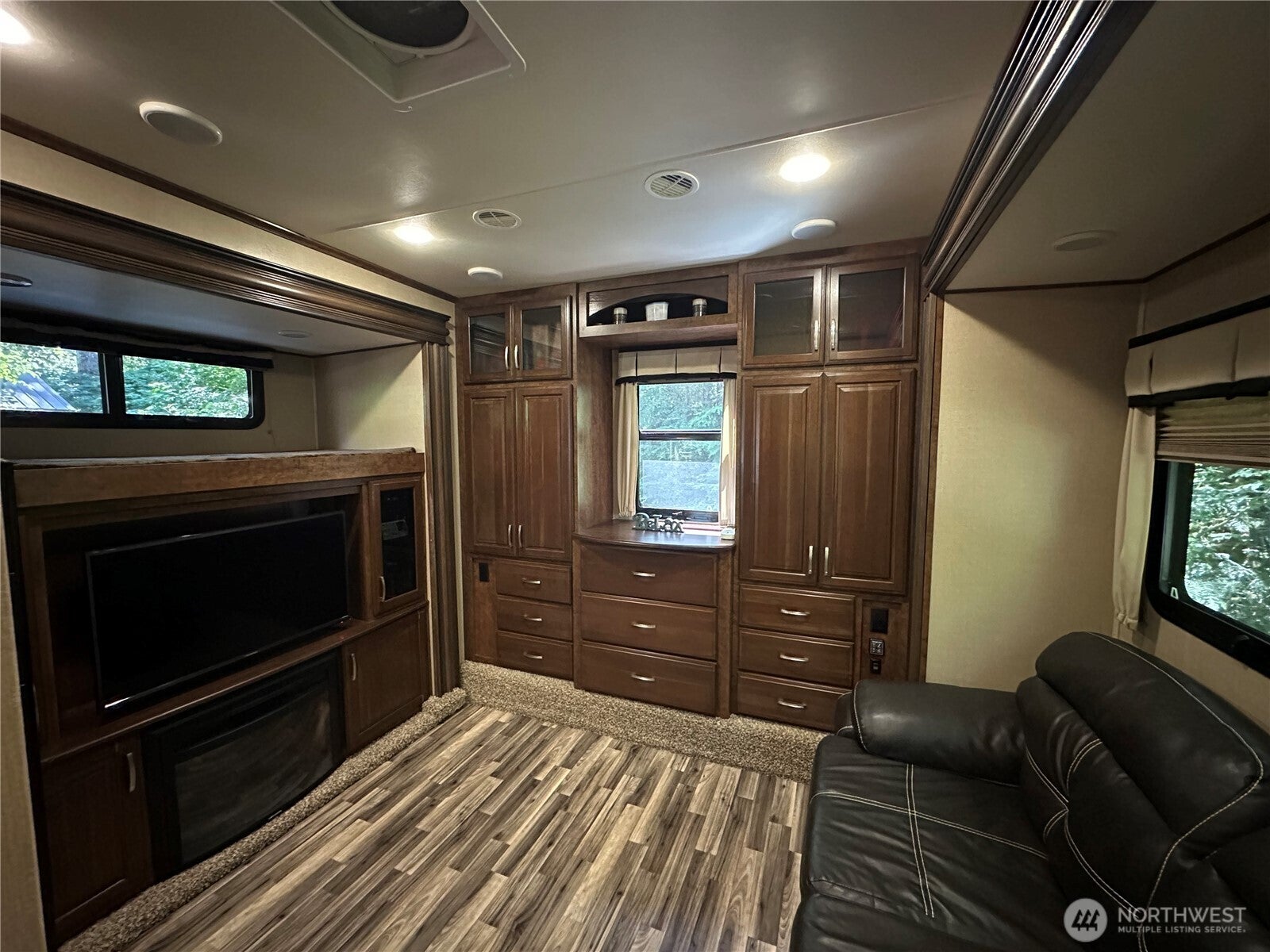 45264 Nesika Trail