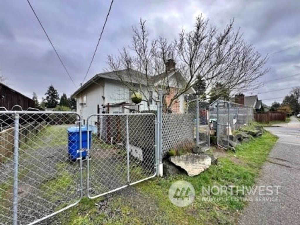 Photo of 5518 39th Avenue S, Seattle, WA 98118 (MLS # 2320155)