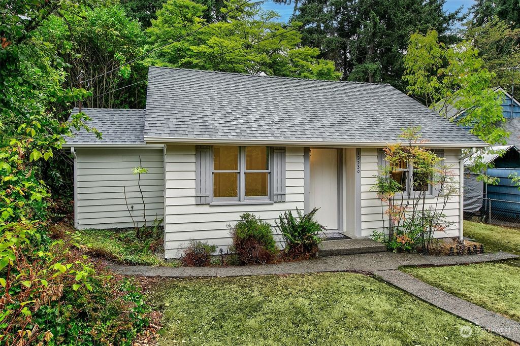 Photo of 12330 1st Avenue NE, Seattle, WA 98125 (MLS # 2161044)