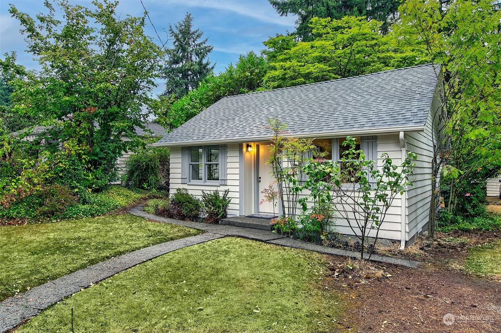 Photo of 12330 1st Avenue NE, Seattle, WA 98125 (MLS # 2161044)