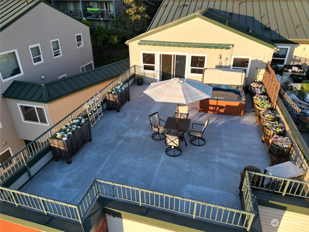 Photo of 524 6th Avenue W #407, Seattle, WA 98119 (MLS # 2127106)