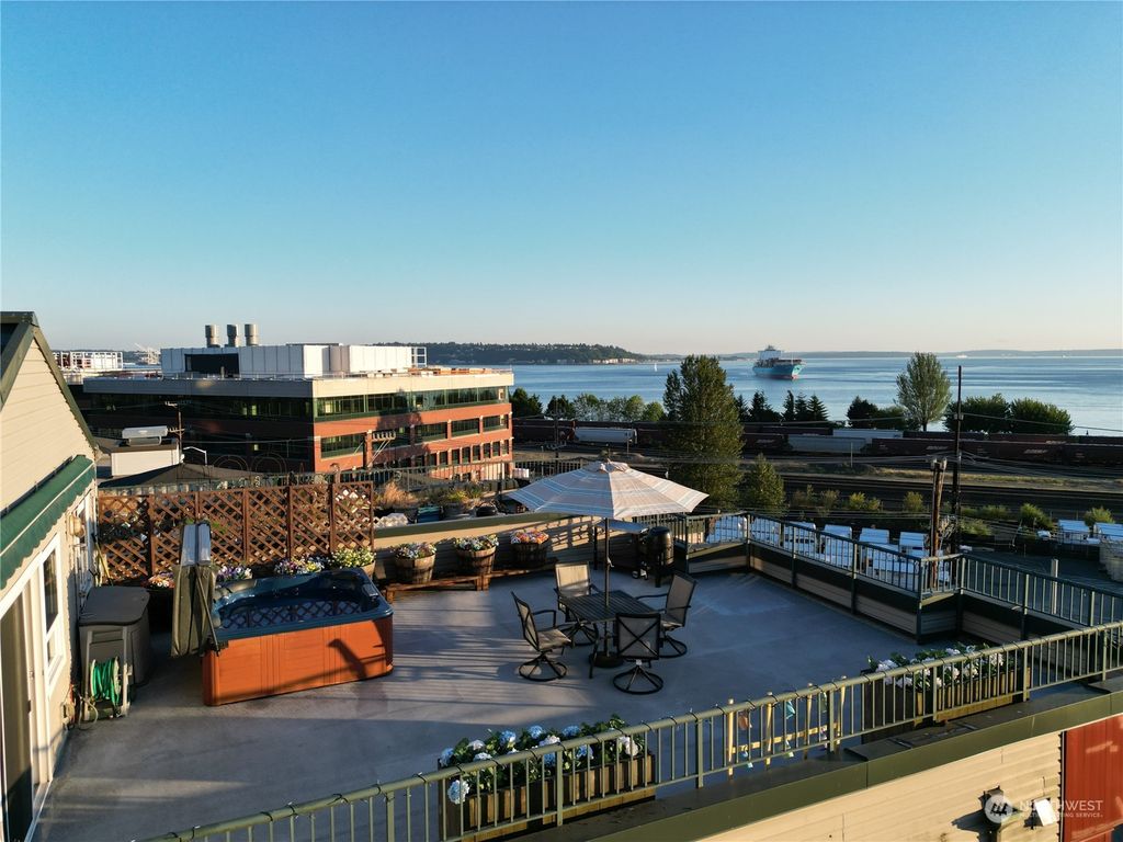 Photo of 524 6th Avenue W #407, Seattle, WA 98119 (MLS # 2127106)