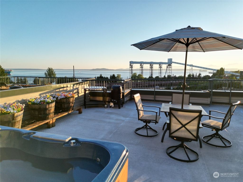 Photo of 524 6th Avenue W #407, Seattle, WA 98119 (MLS # 2127106)