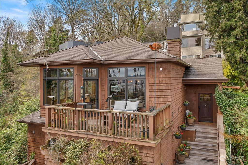 Photo of 141 Euclid Avenue, Seattle, WA 98122 (MLS # 2054412)