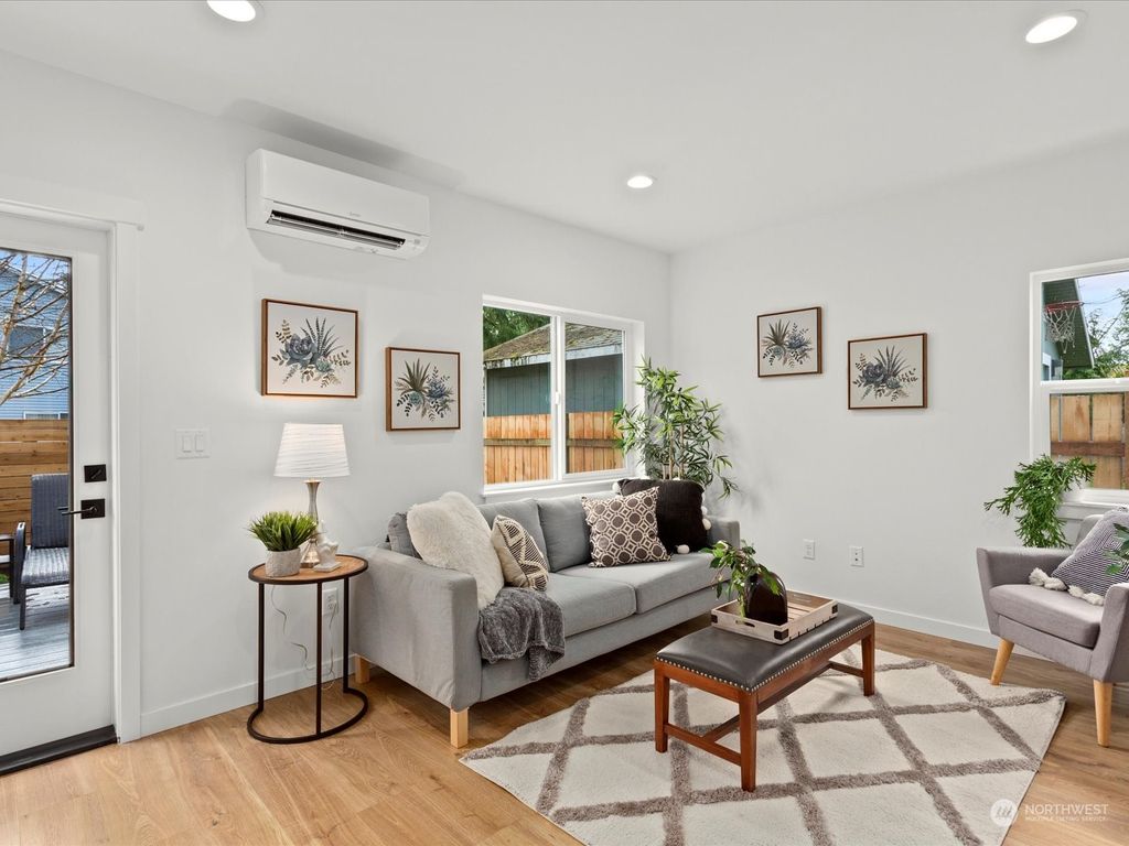 Photo of 13530 B Burke Avenue N, Seattle, WA 98133 (MLS # 2051909)