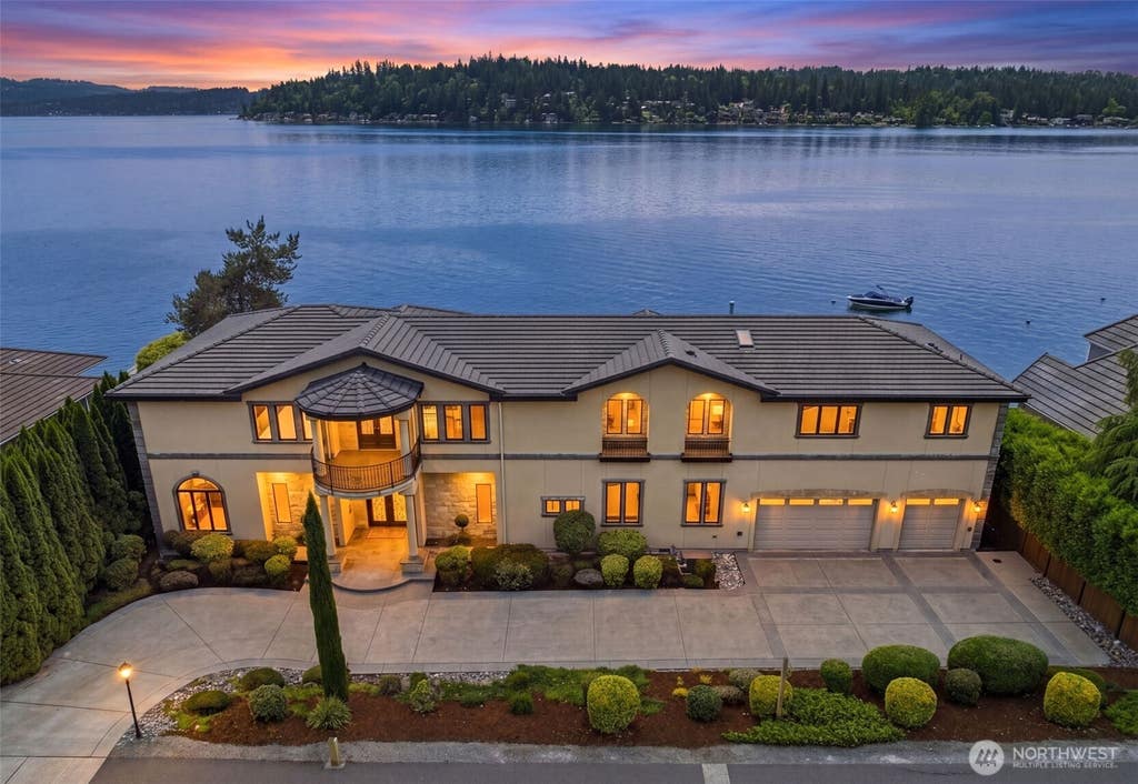 Photo of 2837 E Lake Sammamish Parkway NE, Sammamish, WA 98074 (MLS # 2570173)