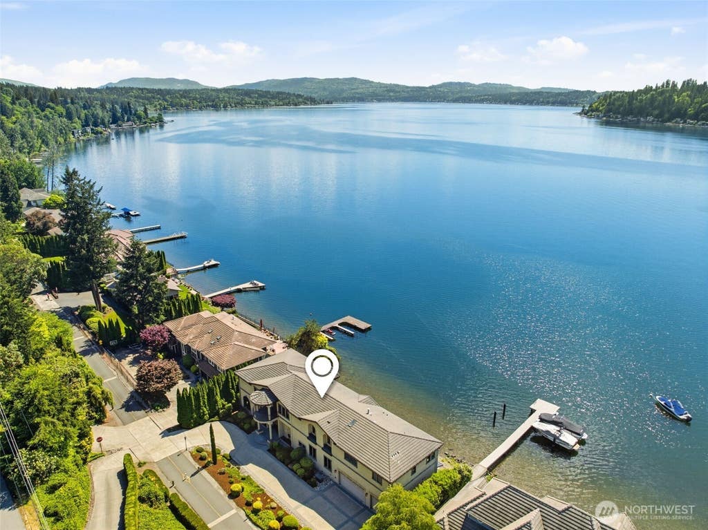 Photo of 2837 E Lake Sammamish Parkway NE, Sammamish, WA 98074 (MLS # 2570173)