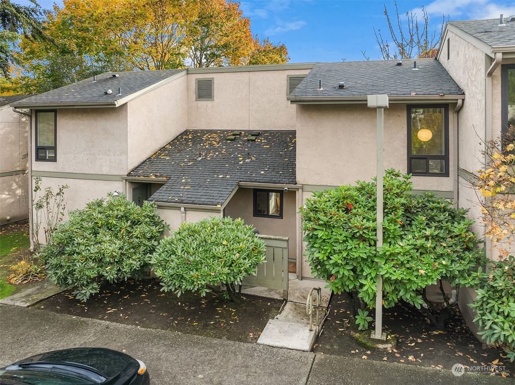Photo of 10017 NE 138th Place #B5, Kirkland, WA 98034 (MLS # 2308014)