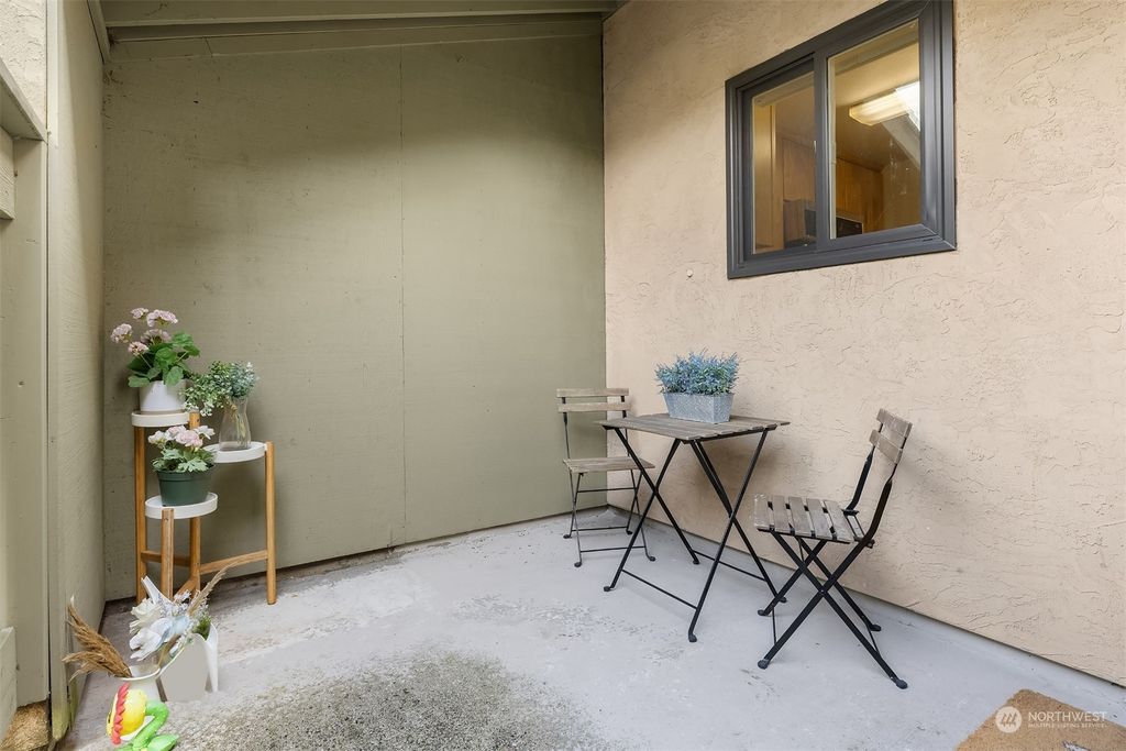 Photo of 10017 NE 138th Place #B5, Kirkland, WA 98034 (MLS # 2308014)