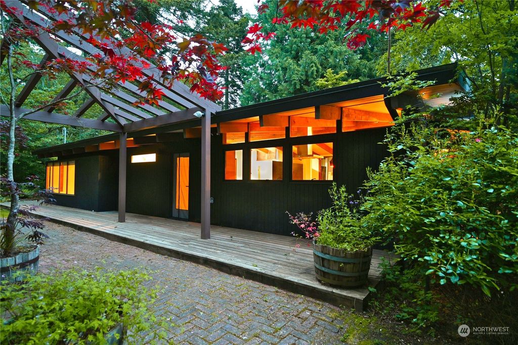 Photo of 1006 SW 174th Place, Normandy Park, WA 98166 (MLS # 2248430)