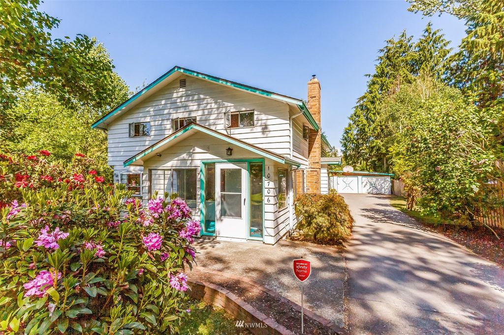 Photo of 10706 35th Avenue NE, Seattle, WA 98125 (MLS # 1943085)