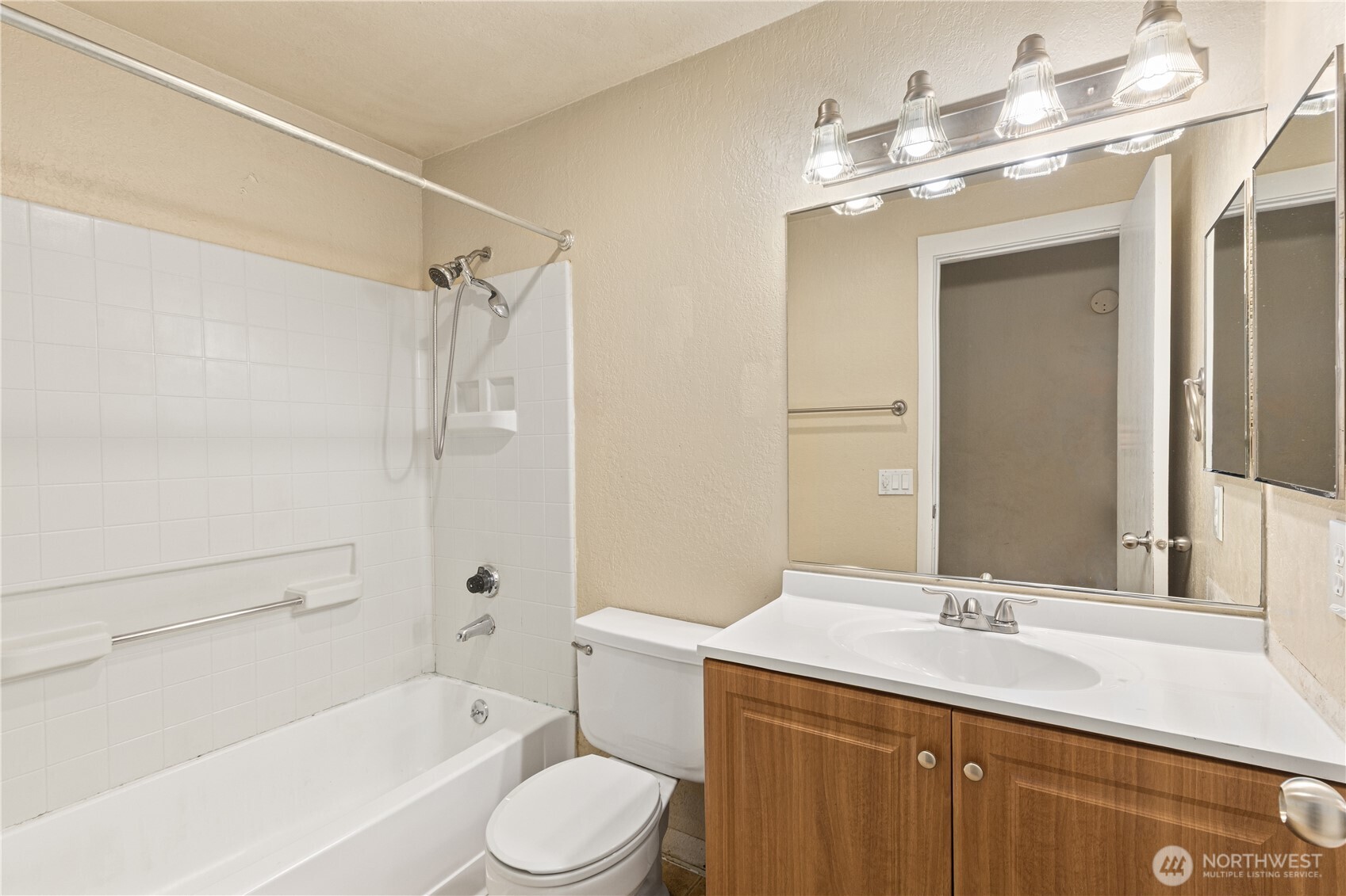 16817 Larch Way F206