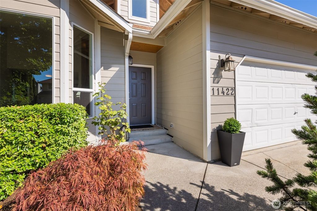 Photo of 11422 SE 305th Place, Auburn, WA 98092 (MLS # 2434037)