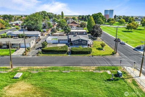 Photo of 905 E Hamlet Street, Othello, WA 99344 (MLS # 2435292)