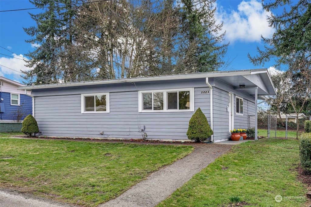 Photo of 2223 NE 8th Place, Renton, WA 98056 (MLS # 2197083)