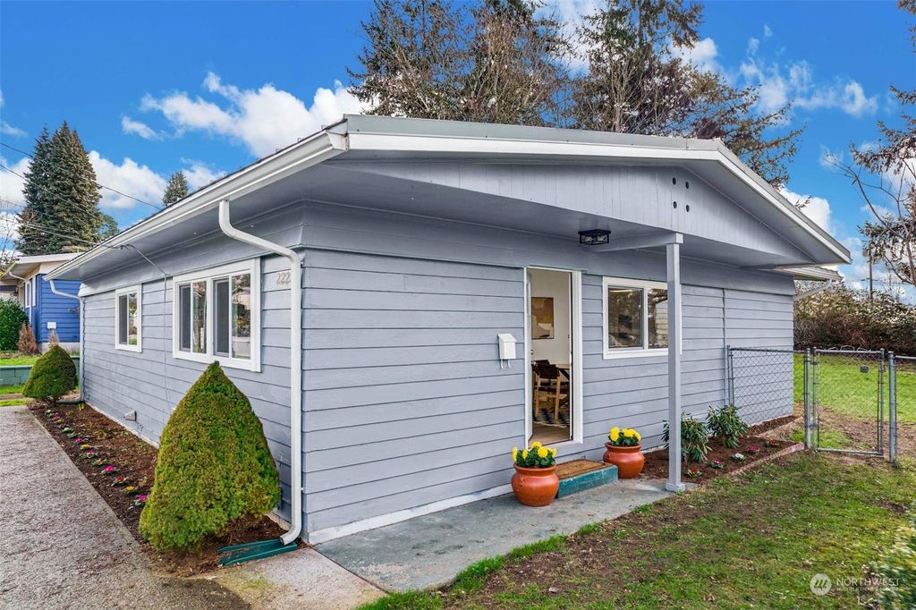 Photo of 2223 NE 8th Place, Renton, WA 98056 (MLS # 2197083)