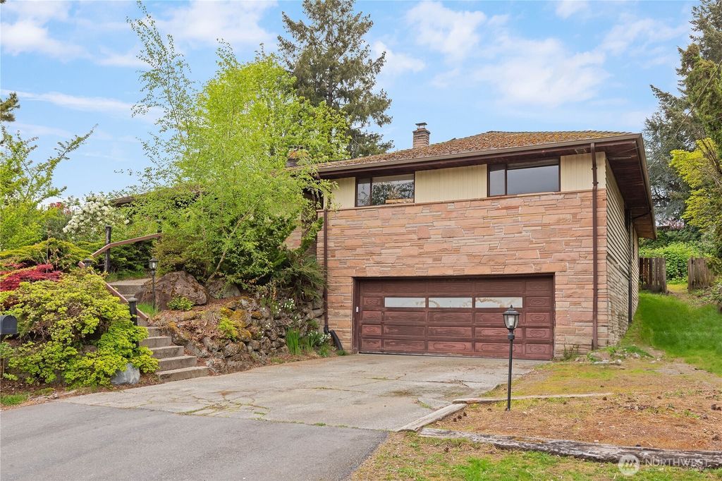 Photo of 3720 80th Avenue SE, Mercer Island, WA 98040 (MLS # 2515369)
