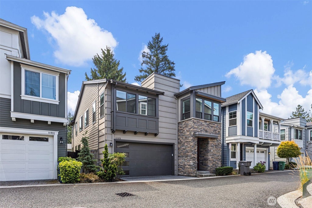 Photo of 11823 NE 70th Lane, Kirkland, WA 98033 (MLS # 2577876)