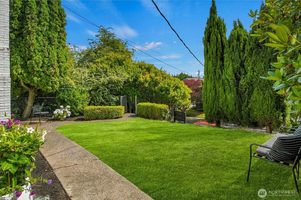 Photo of 2353 Federal Avenue E, Seattle, WA 98102 (MLS # 2576725)