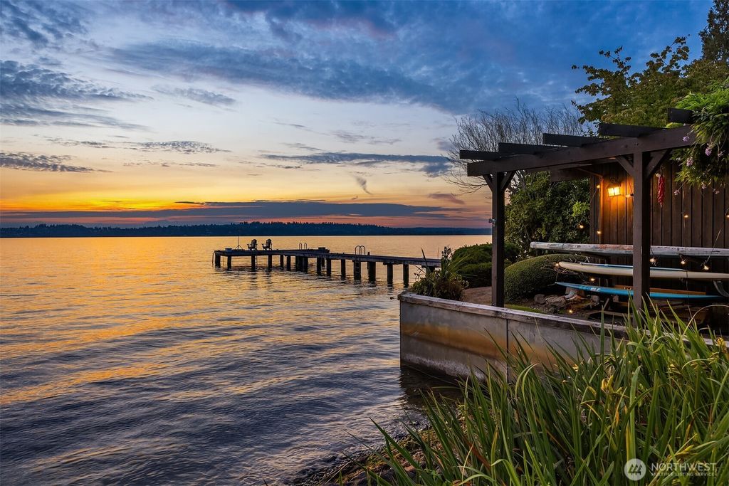 Photo of 6209 Lake Washington Blvd Blvd NE, Kirkland, WA 98033 (MLS # 2430064)