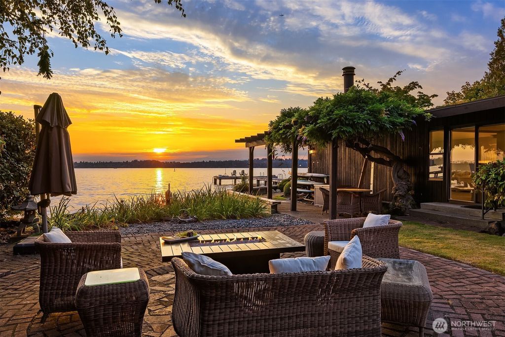 Photo of 6209 Lake Washington Blvd Blvd NE, Kirkland, WA 98033 (MLS # 2430064)