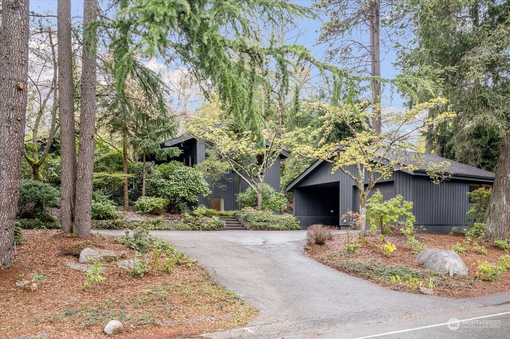 Photo of 851 80th Avenue NE, Medina, WA 98039 (MLS # 2208809)