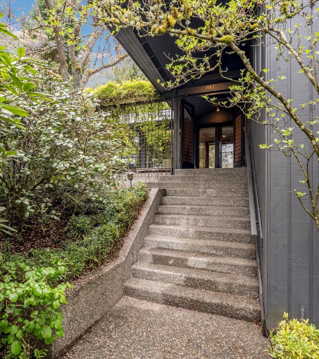 Photo of 851 80th Avenue NE, Medina, WA 98039 (MLS # 2208809)