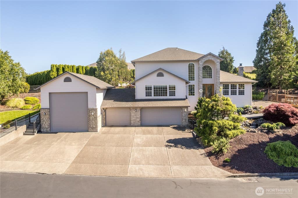 Photo of 38 View Ridge Circle, Longview, WA 98632 (MLS # 2540457)