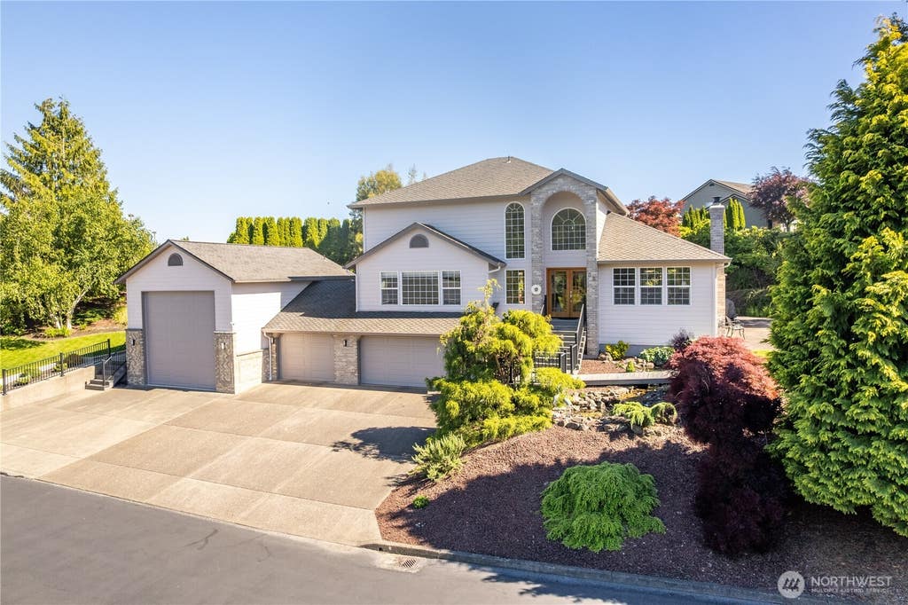 Photo of 38 View Ridge Circle, Longview, WA 98632 (MLS # 2540457)