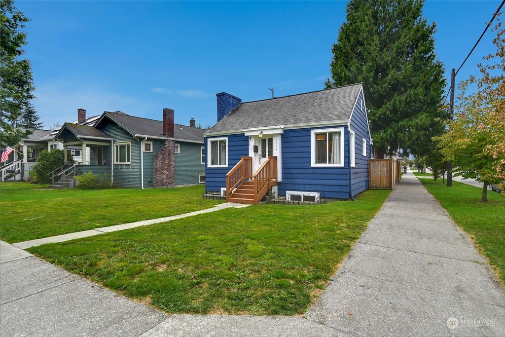 Photo of 2302 McDougall Avenue, Everett, WA 98201 (MLS # 2294413)