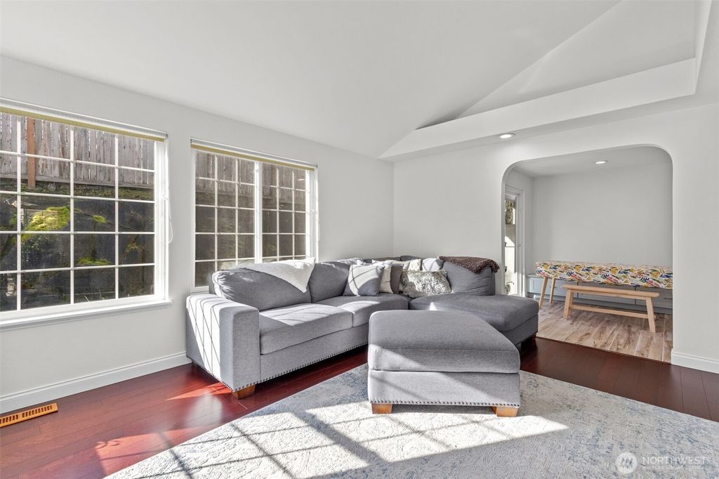 Photo of 24301 SE 41st Place, Issaquah, WA 98029 (MLS # 2348688)