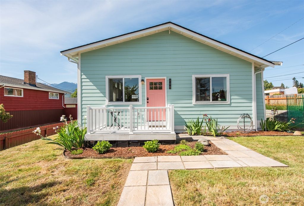 Photo of 940 W 7th Street, Port Angeles, WA 98363 (MLS # 2533718)